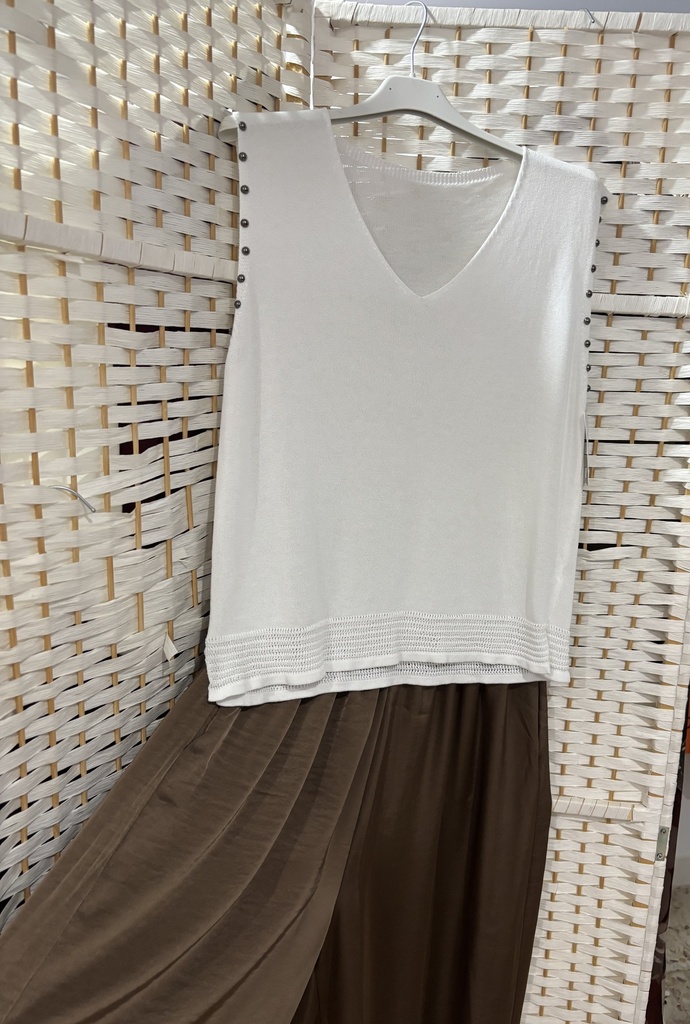 Camiseta blanca de tachuelas