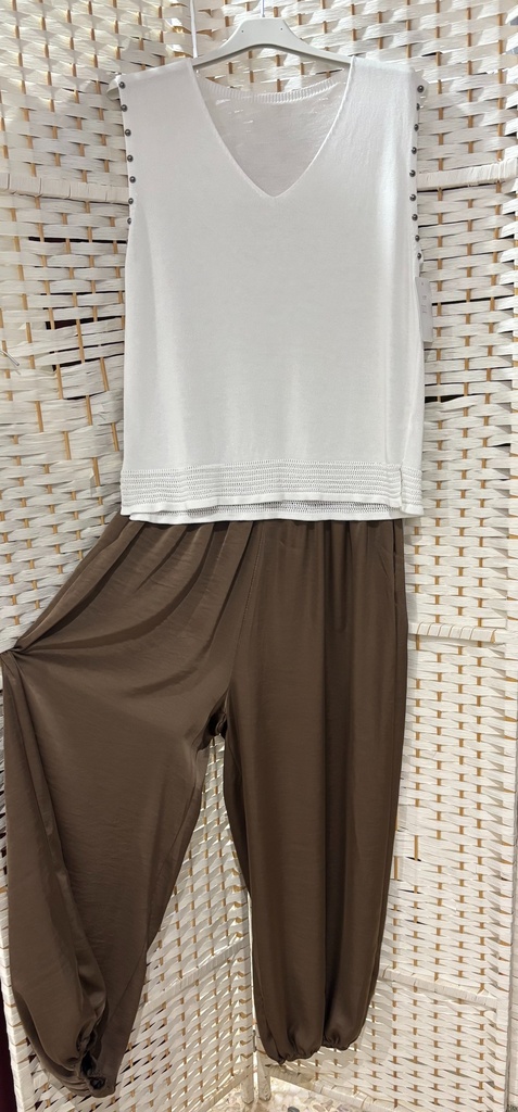 Camiseta blanca de tachuelas