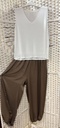 Camiseta blanca de tachuelas